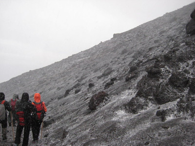 うっすら雪が積もった富士山